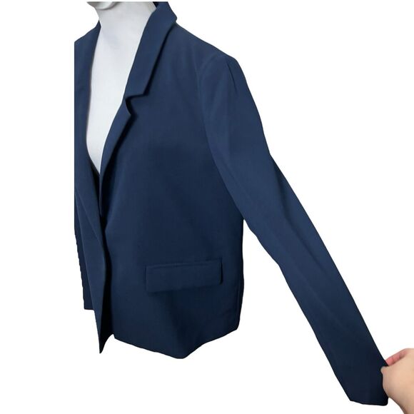 Welcome to my closet! - Picture 5 of 9